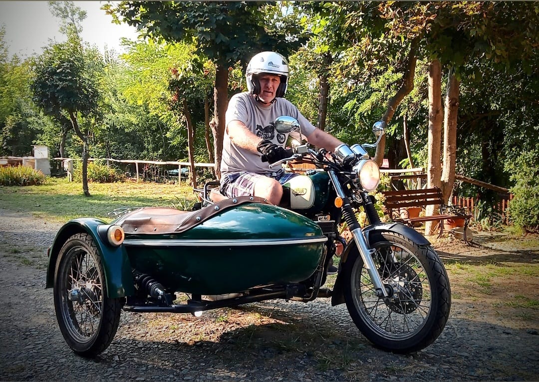 Ospite su una moto verde con sidecar nel campeggio