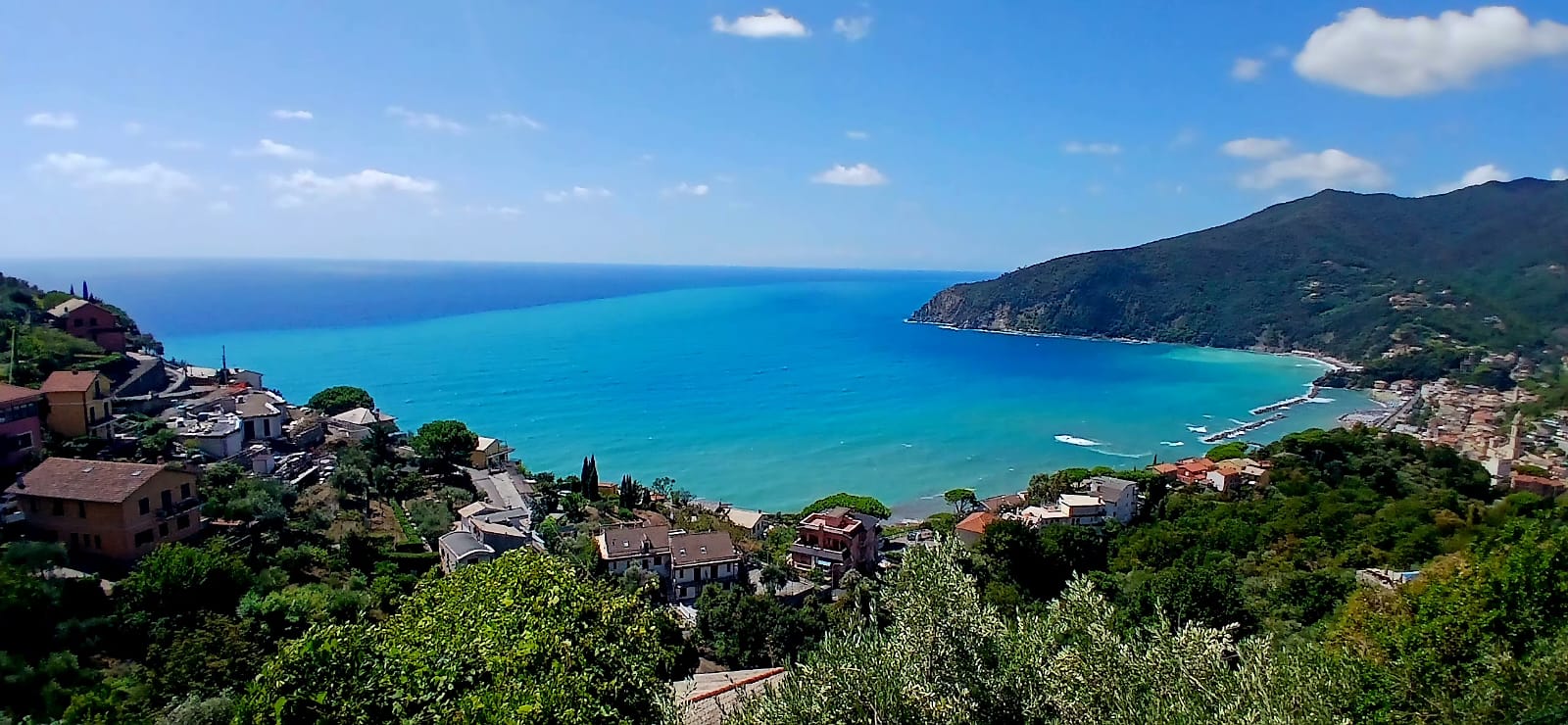 Vista sulla costa ligure con il mare e i borghi affacciati sulla baia